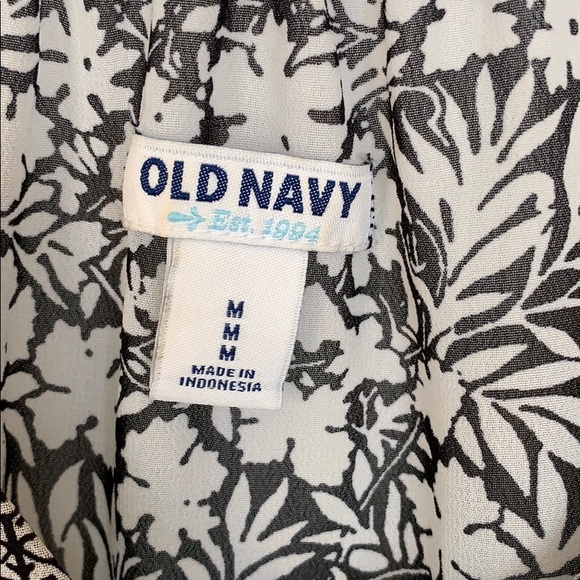 Ladies Old Navy Top Medium Like New - Picture 2 of 3